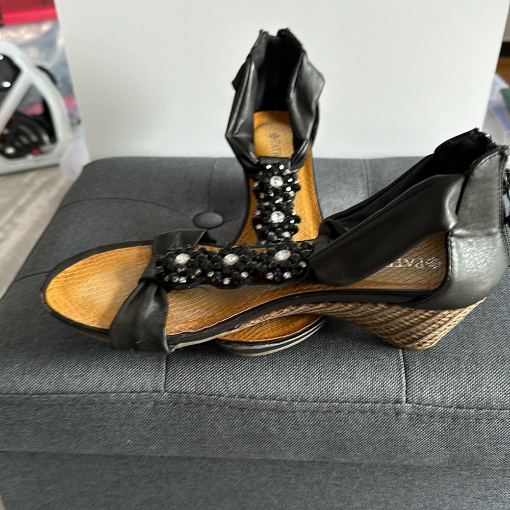 ITALIAN BLACK LEATHER SHOES SIZE 40 WITH ZIPPER BACKS